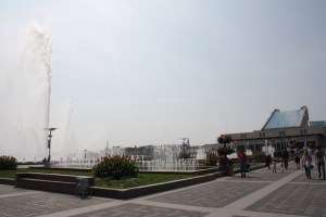 Plaza del teatro G Kamal, con el estanque de fondo