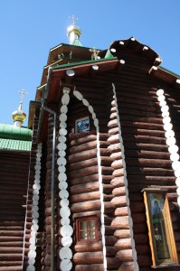 Detalle de uno de los lateras de una iglesia en Ganina Yama