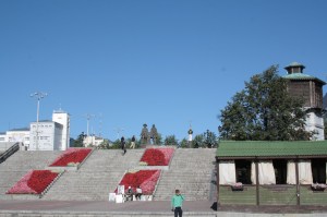 Escalinatas cerca de la presa en el centro de la ciudad