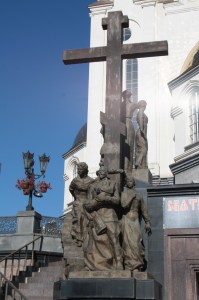 Conjunto artístico de la familia Romanov, con sus componentes enfrente de la iglesia sobre la sangre