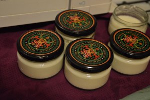 Poniendo el yogurt en los botes con tapa