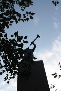 Estatua escondida en una calle