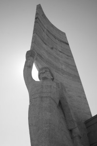 Estatua a la entrada del mirador de Zaisan