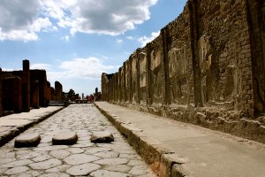 Una de las calles de Pompeya con su paso de peatones