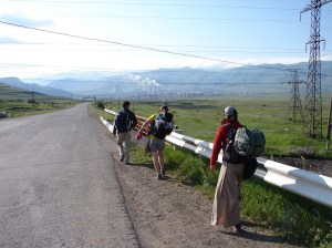 Caminando por Armenia, antes de que nos acercaran en coche a nuestro destino