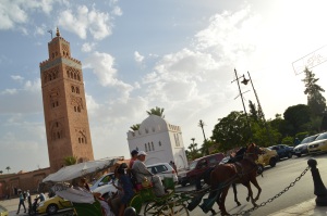 Carruaje por Marrakech con la mezquita de fondo