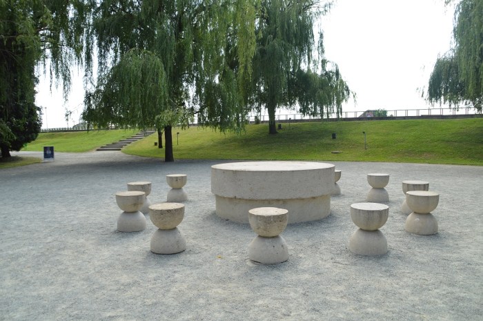 La mesa del silencio - The silent table