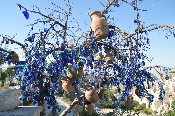 arbol de ojos maleficos - evil eyes tree