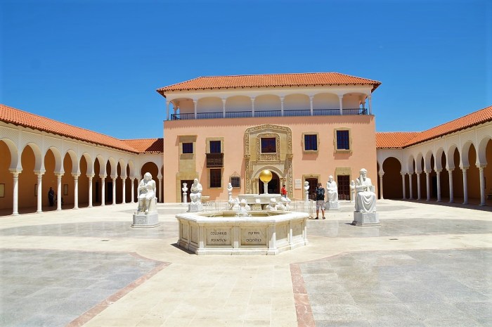 Patio de Colon - Colombus courtyard