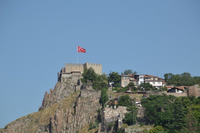 Vista del castillo desde abajo - View of the castle from down