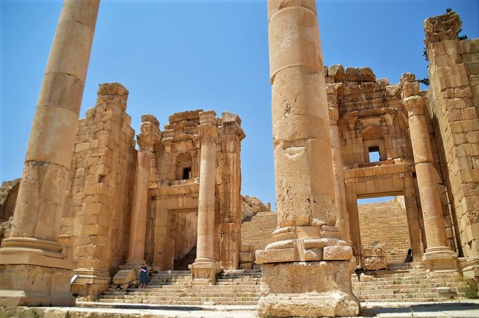 Entrada al templo de Artemisa - Entrance to Artemis temple