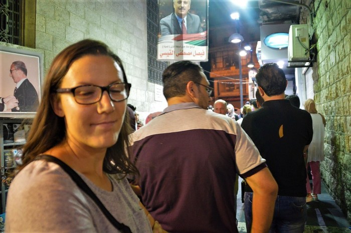 Esperando para conseguir nuestro Konafa - waiting to get our Konafa