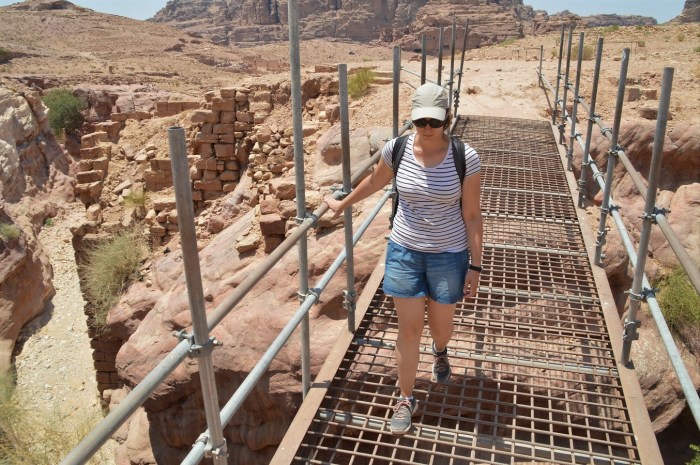 Cruzando sobre parte de la antigua muralla de entrada - crossing over the old entrance walls