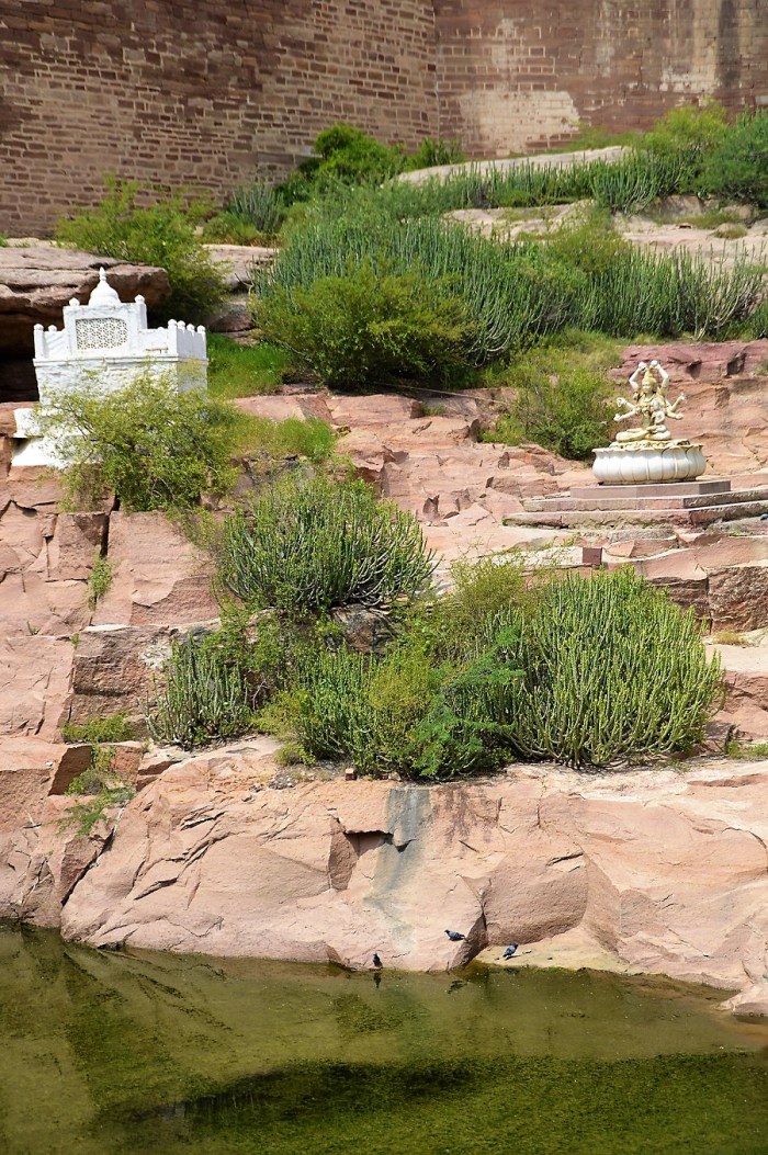Delante del templo - Infront of the temple