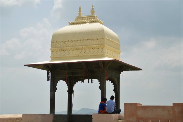 Kiosko sobre la presa - Kios on the damp
