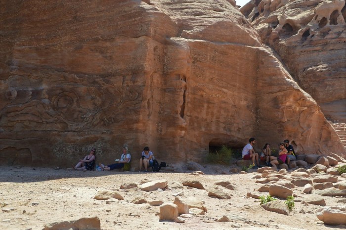 Recien llegados al monasterio - Freshly arrived to the monastery