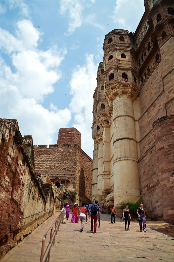 Subiendo al castillo - Going up to the castle